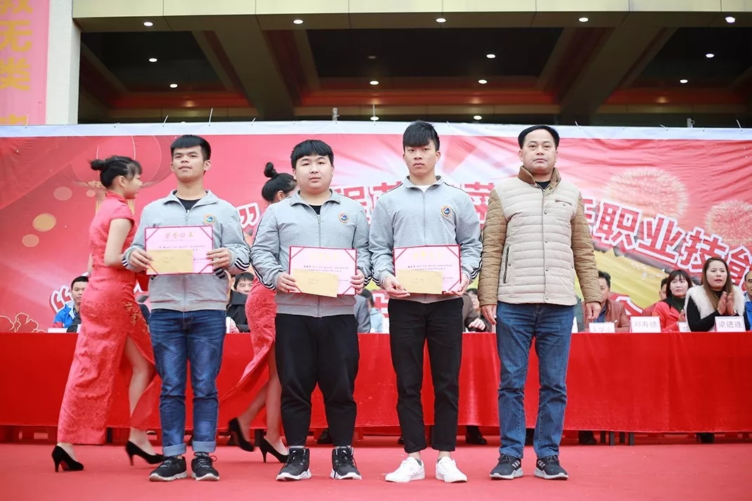 厉害，我校师生12人参加“粤菜师傅”茂名菜烹饪职业技能大赛，12人获奖，把书记、市长都吸引来了！(图18)