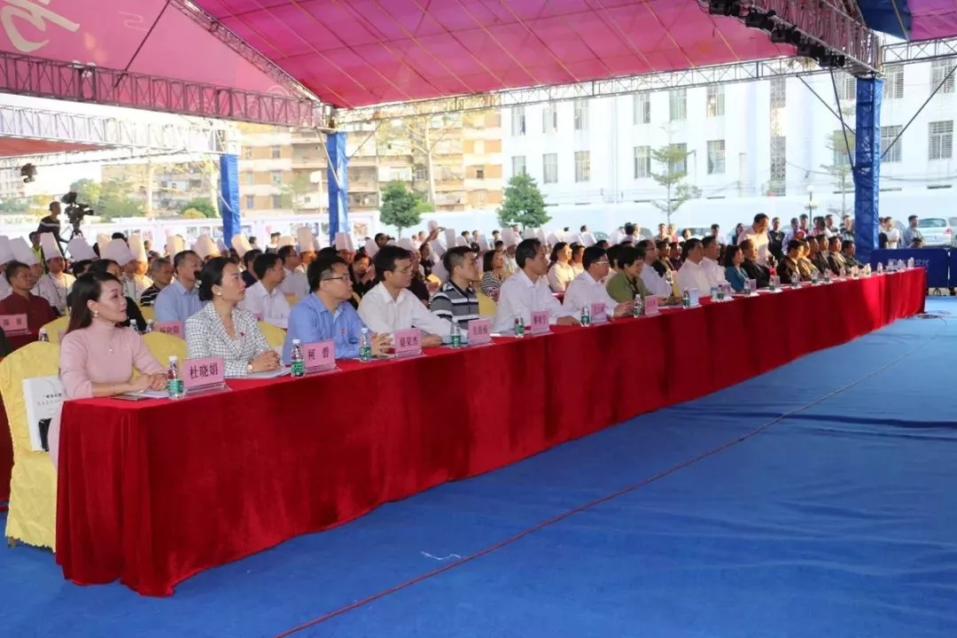 厉害，我校师生12人参加“粤菜师傅”茂名菜烹饪职业技能大赛，12人获奖，把书记、市长都吸引来了！(图2)