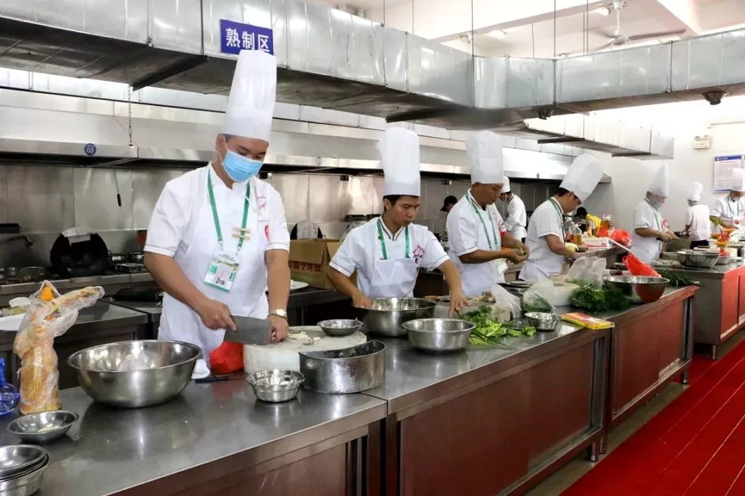 厉害，我校师生12人参加“粤菜师傅”茂名菜烹饪职业技能大赛，12人获奖，把书记、市长都吸引来了！(图7)