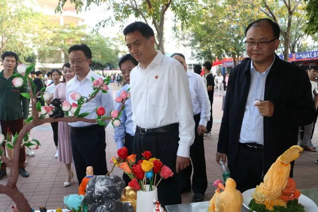 厉害，我校师生12人参加“粤菜师傅”茂名菜烹饪职业技能大赛，12人获奖，把书记、市长都吸引来了！(图10)