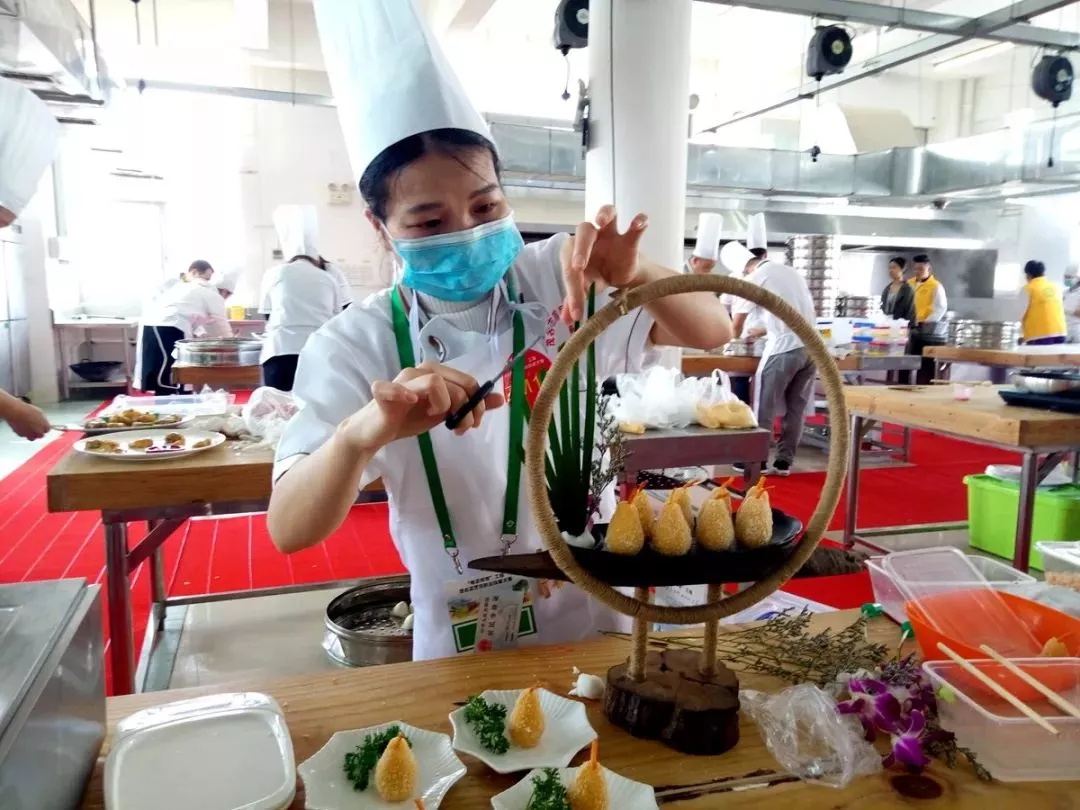 厉害，我校师生12人参加“粤菜师傅”茂名菜烹饪职业技能大赛，12人获奖，把书记、市长都吸引来了！(图9)