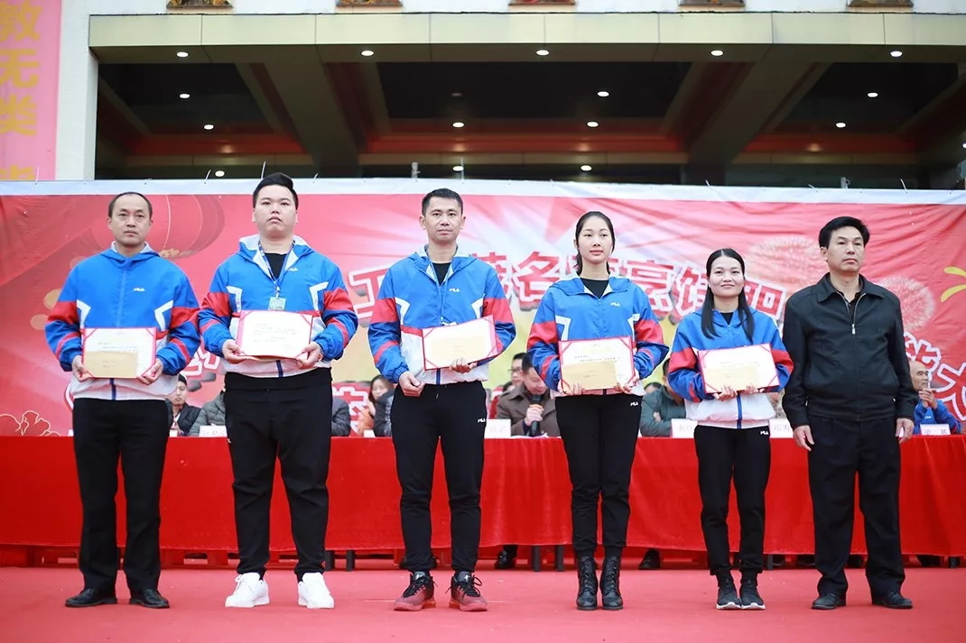 厉害，我校师生12人参加“粤菜师傅”茂名菜烹饪职业技能大赛，12人获奖，把书记、市长都吸引来了！(图19)