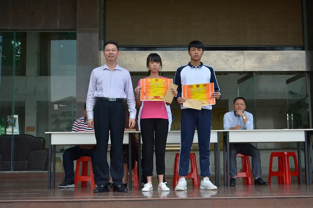 妈，是地震吗？——不是，是东南技工学校在举行跑操比赛(图34)