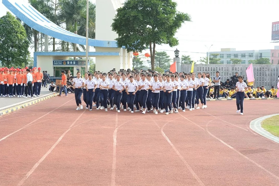 妈，是地震吗？——不是，是东南技工学校在举行跑操比赛(图12)