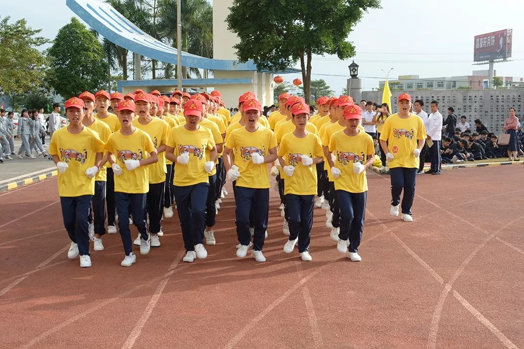 妈，是地震吗？——不是，是东南技工学校在举行跑操比赛(图9)