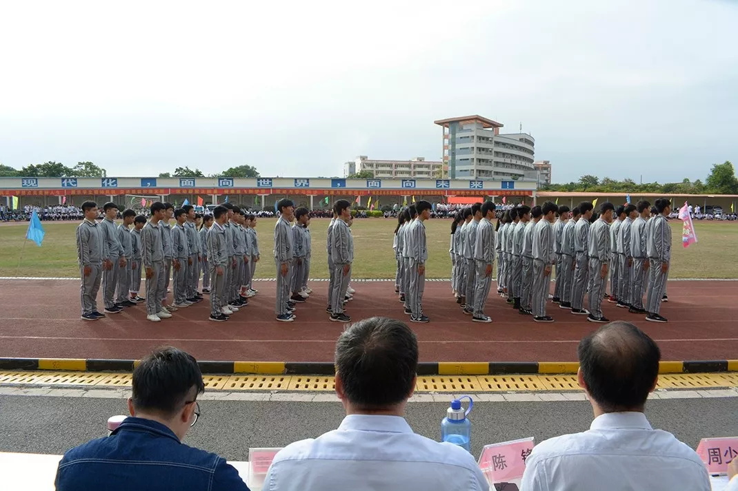 妈，是地震吗？——不是，是东南技工学校在举行跑操比赛(图11)