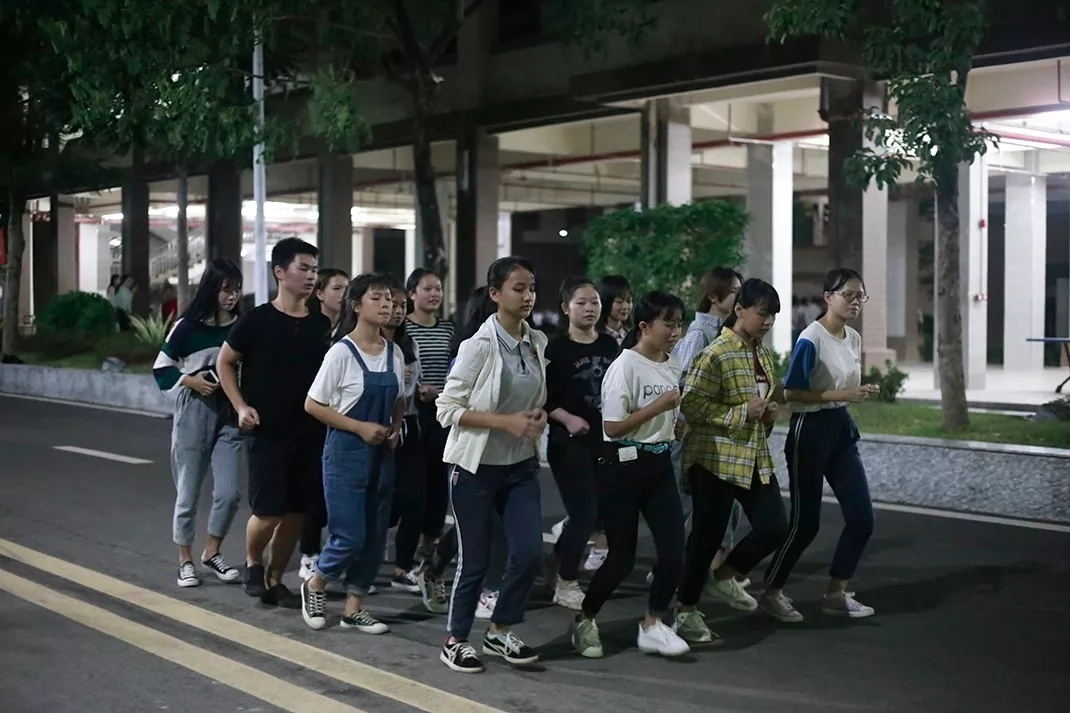 妈，是地震吗？——不是，是东南技工学校在举行跑操比赛(图28)