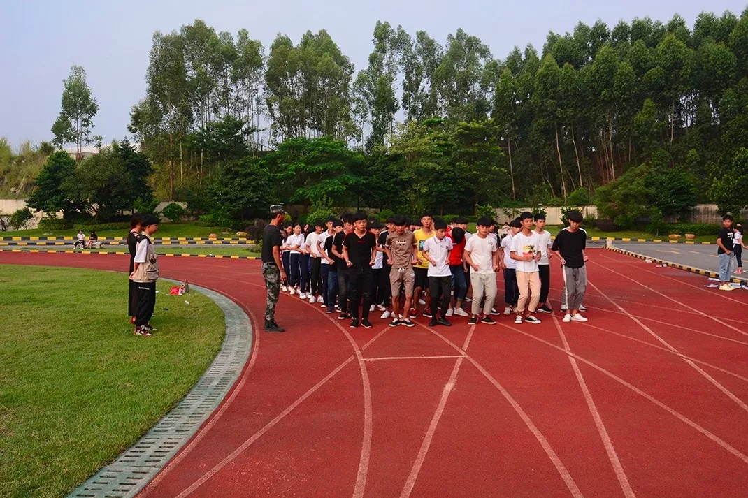 妈，是地震吗？——不是，是东南技工学校在举行跑操比赛(图23)