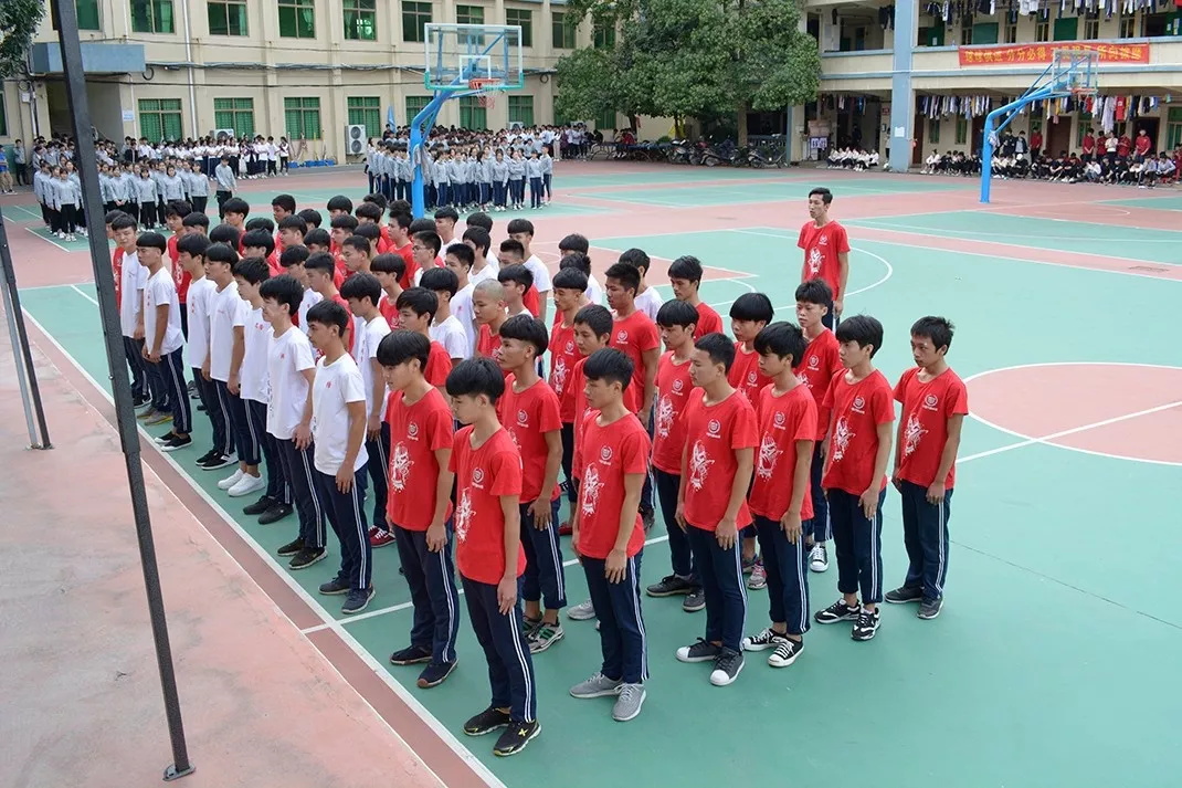 妈，是地震吗？——不是，是东南技工学校在举行跑操比赛(图18)