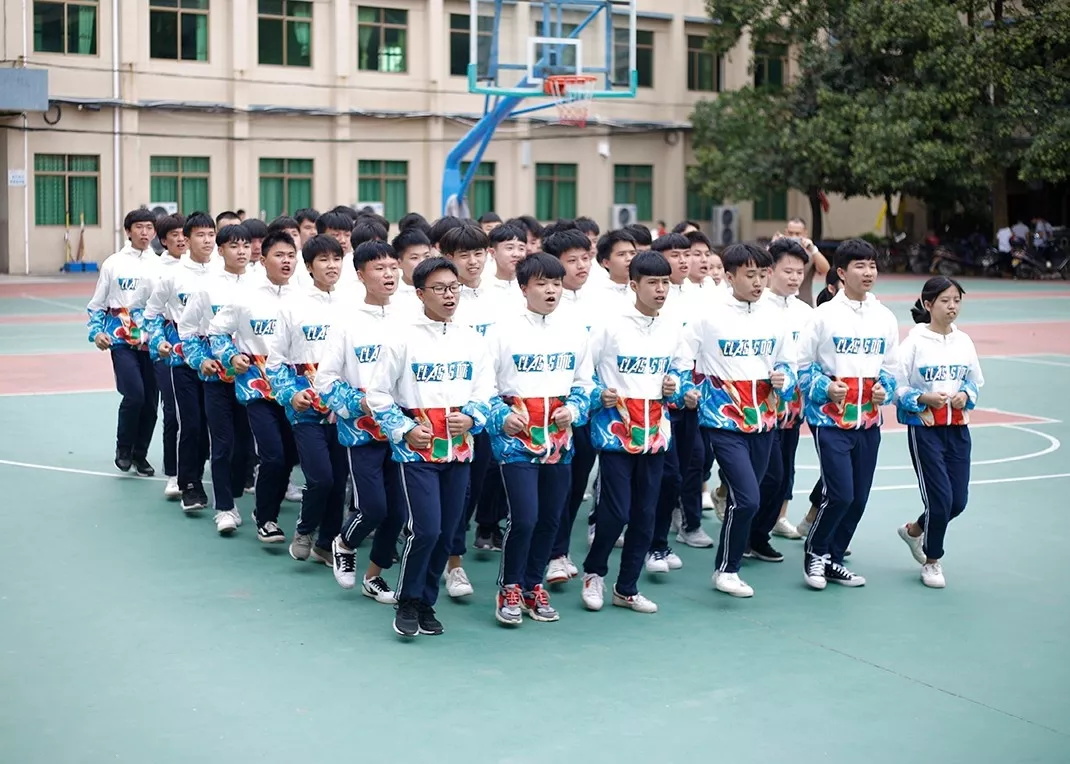 妈，是地震吗？——不是，是东南技工学校在举行跑操比赛(图5)