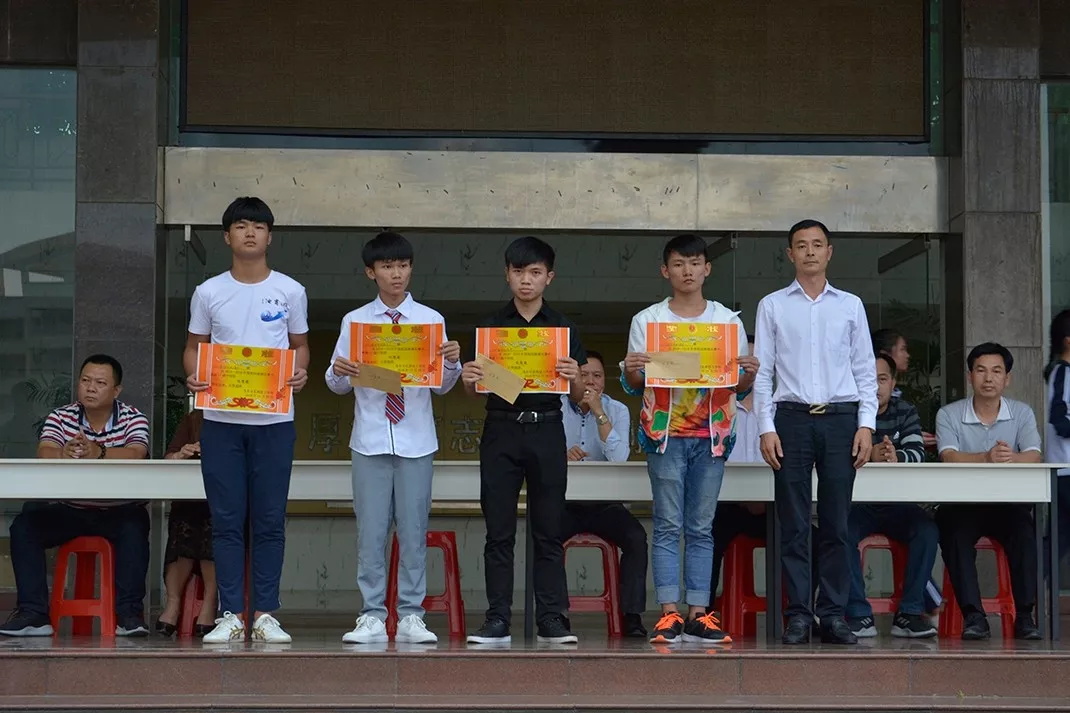 妈，是地震吗？——不是，是东南技工学校在举行跑操比赛(图36)