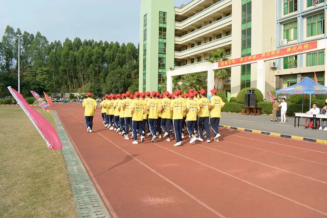 妈，是地震吗？——不是，是东南技工学校在举行跑操比赛(图10)