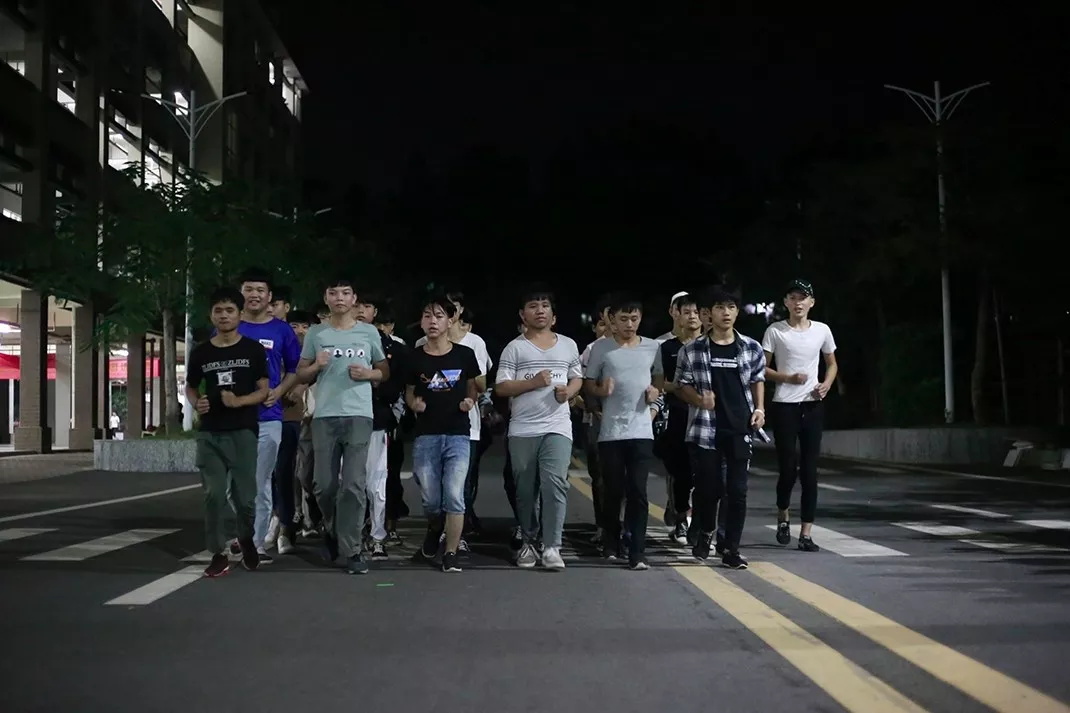 妈，是地震吗？——不是，是东南技工学校在举行跑操比赛(图27)