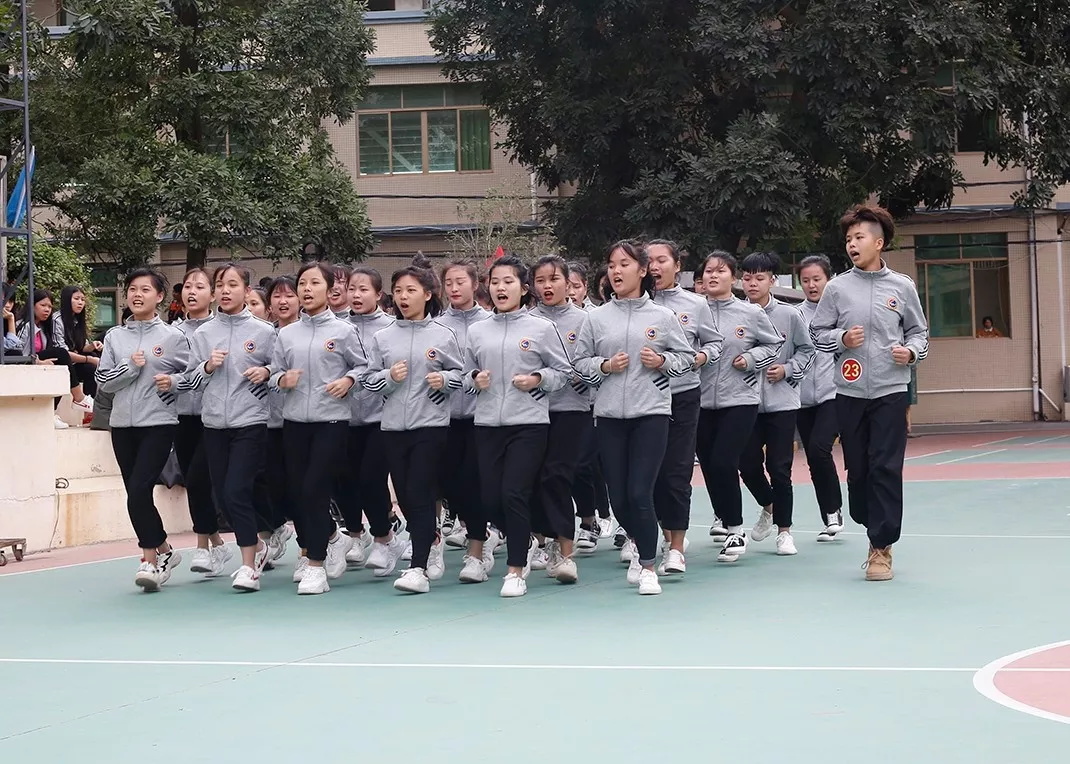 妈，是地震吗？——不是，是东南技工学校在举行跑操比赛(图4)