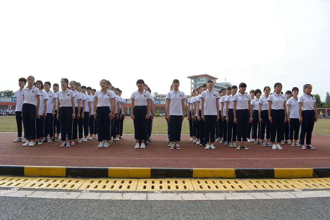 妈，是地震吗？——不是，是东南技工学校在举行跑操比赛(图20)