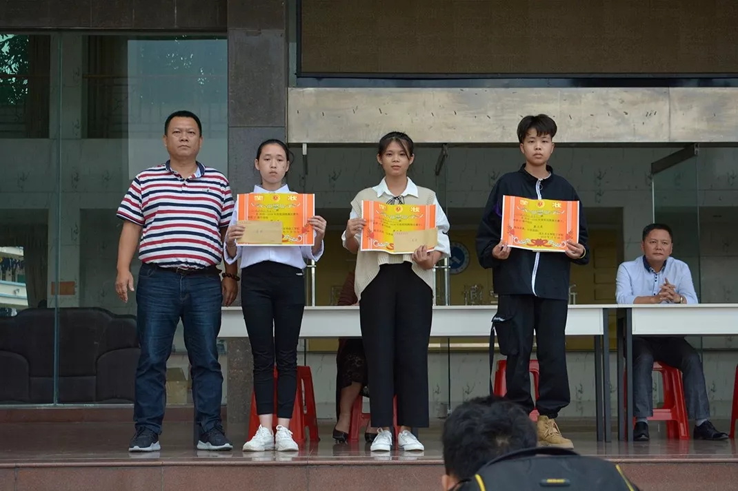 妈，是地震吗？——不是，是东南技工学校在举行跑操比赛(图35)