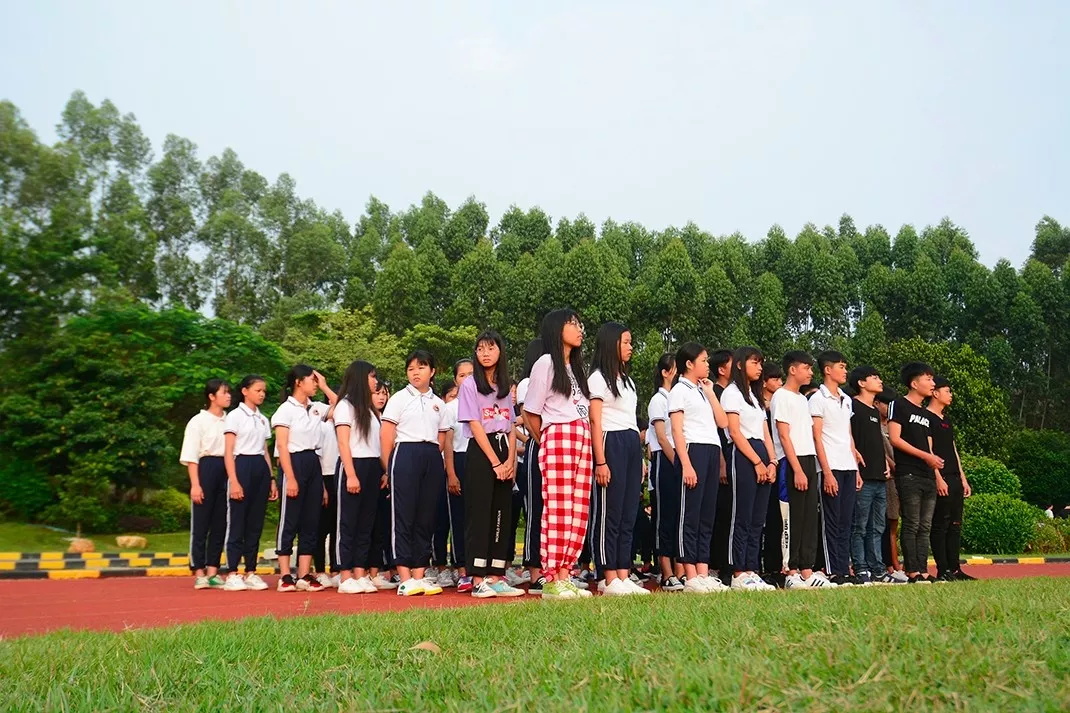 妈，是地震吗？——不是，是东南技工学校在举行跑操比赛(图21)