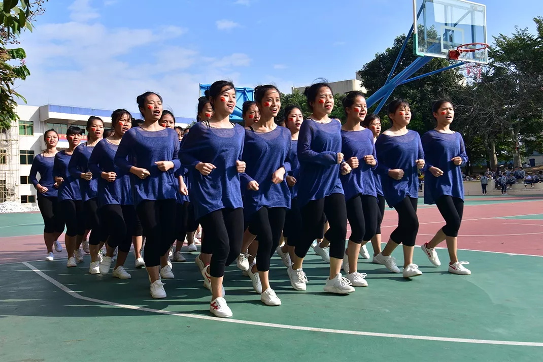 妈，是地震吗？——不是，是东南技工学校在举行跑操比赛(图1)