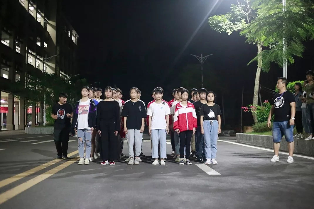 妈，是地震吗？——不是，是东南技工学校在举行跑操比赛(图26)