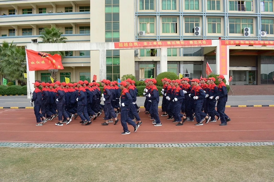 妈，是地震吗？——不是，是东南技工学校在举行跑操比赛(图19)