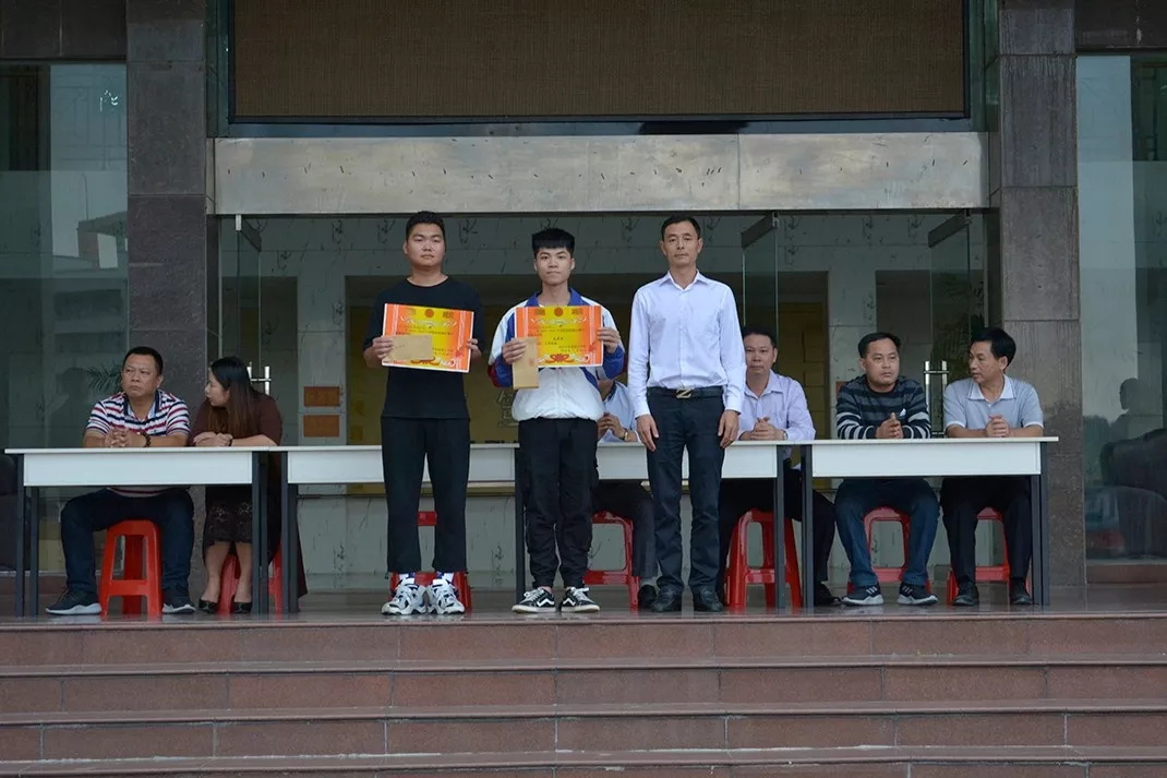 妈，是地震吗？——不是，是东南技工学校在举行跑操比赛(图32)