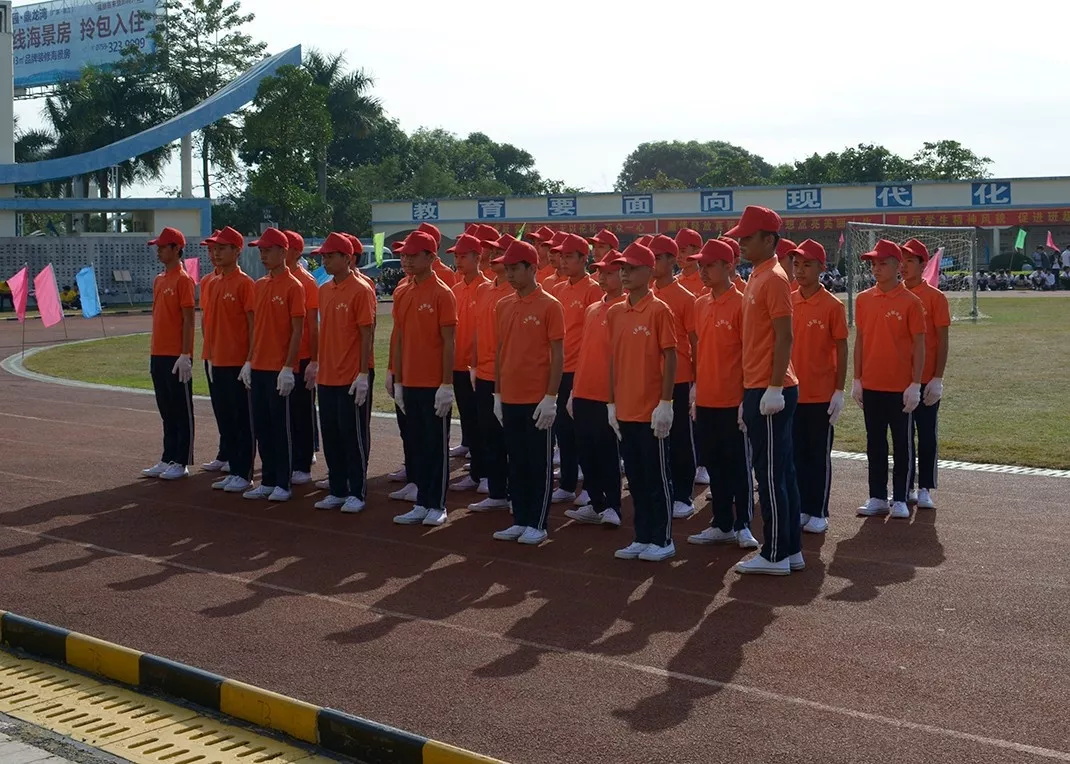 妈，是地震吗？——不是，是东南技工学校在举行跑操比赛(图2)