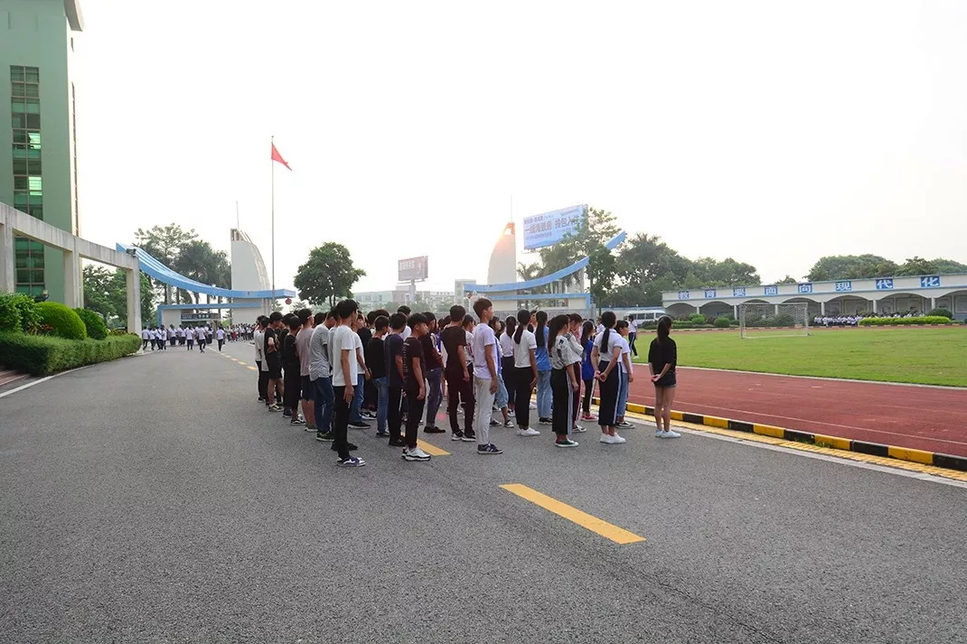 妈，是地震吗？——不是，是东南技工学校在举行跑操比赛(图24)