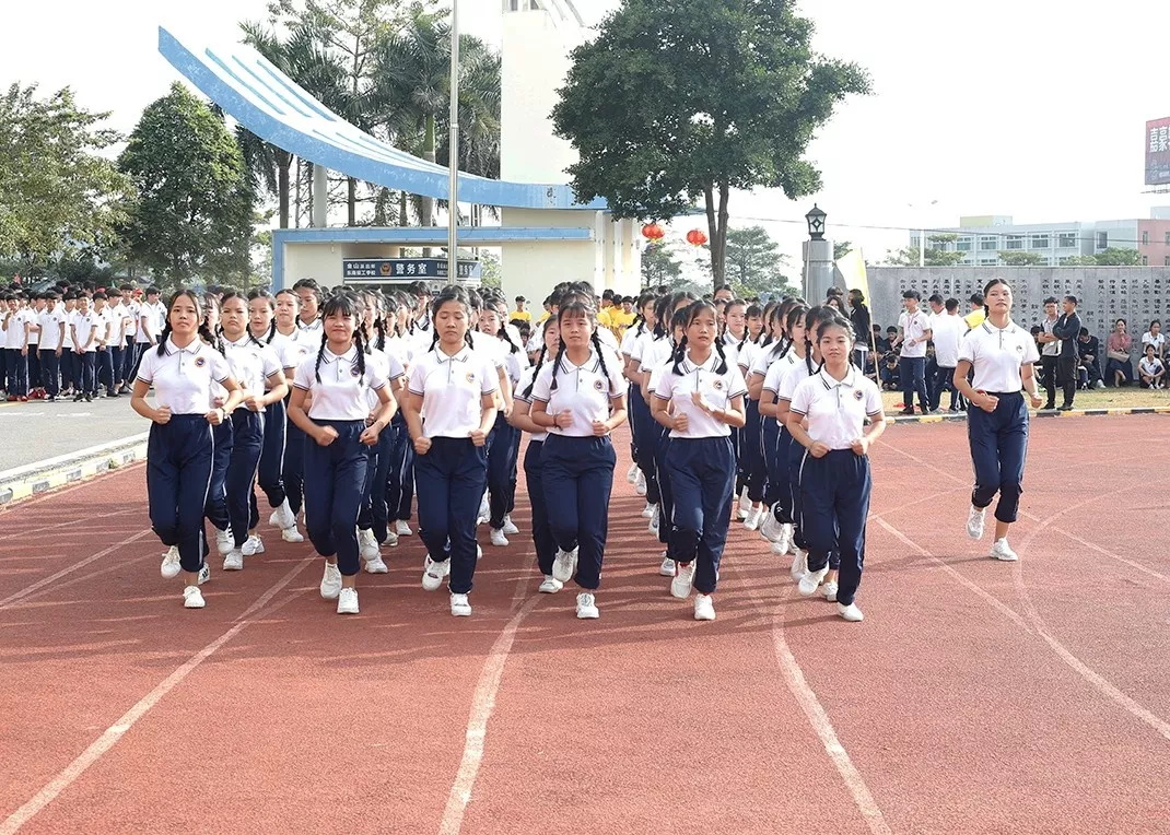 妈，是地震吗？——不是，是东南技工学校在举行跑操比赛(图3)