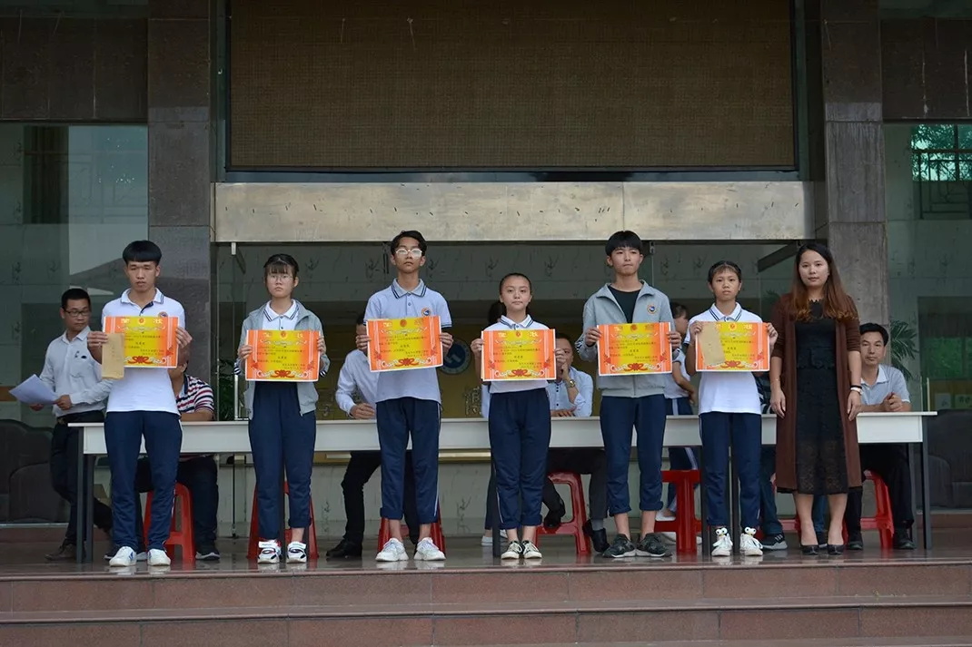 妈，是地震吗？——不是，是东南技工学校在举行跑操比赛(图40)
