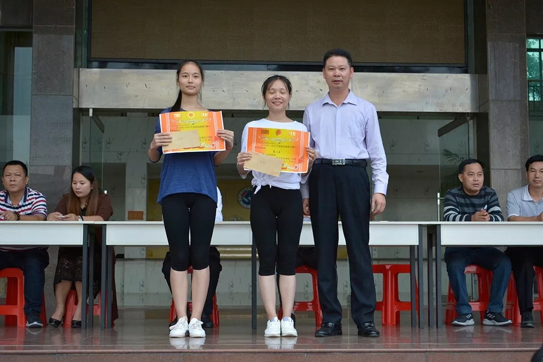 妈，是地震吗？——不是，是东南技工学校在举行跑操比赛(图30)