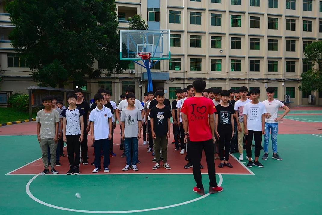 妈，是地震吗？——不是，是东南技工学校在举行跑操比赛(图25)