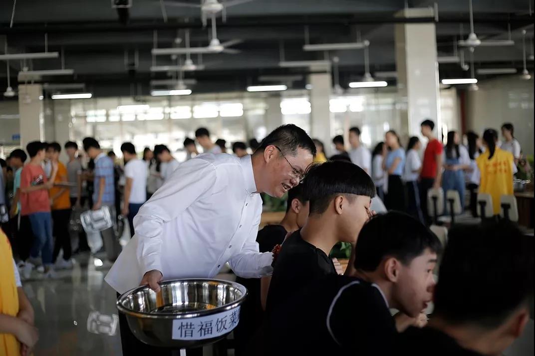 说出来你可能不信，当众吃剩饭，还赢得6000多人的尊重(图57)