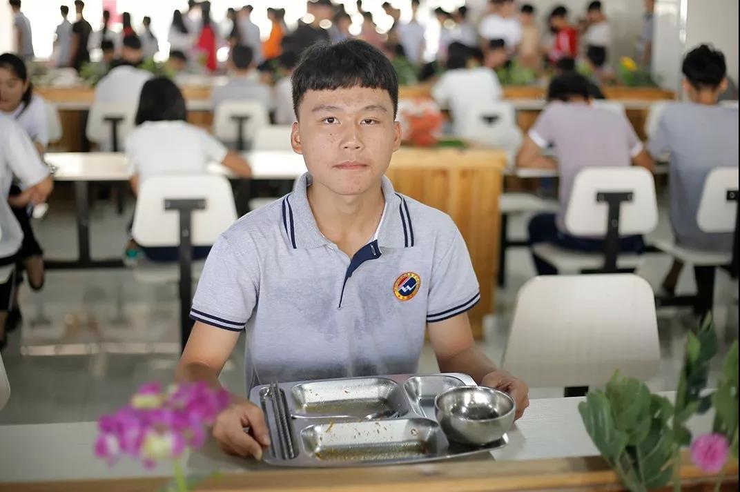 说出来你可能不信，当众吃剩饭，还赢得6000多人的尊重(图39)