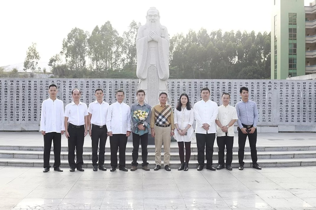 从被十三所学校开除的叛逆少年到著名传统文化讲师，他经历了什么？(图1)