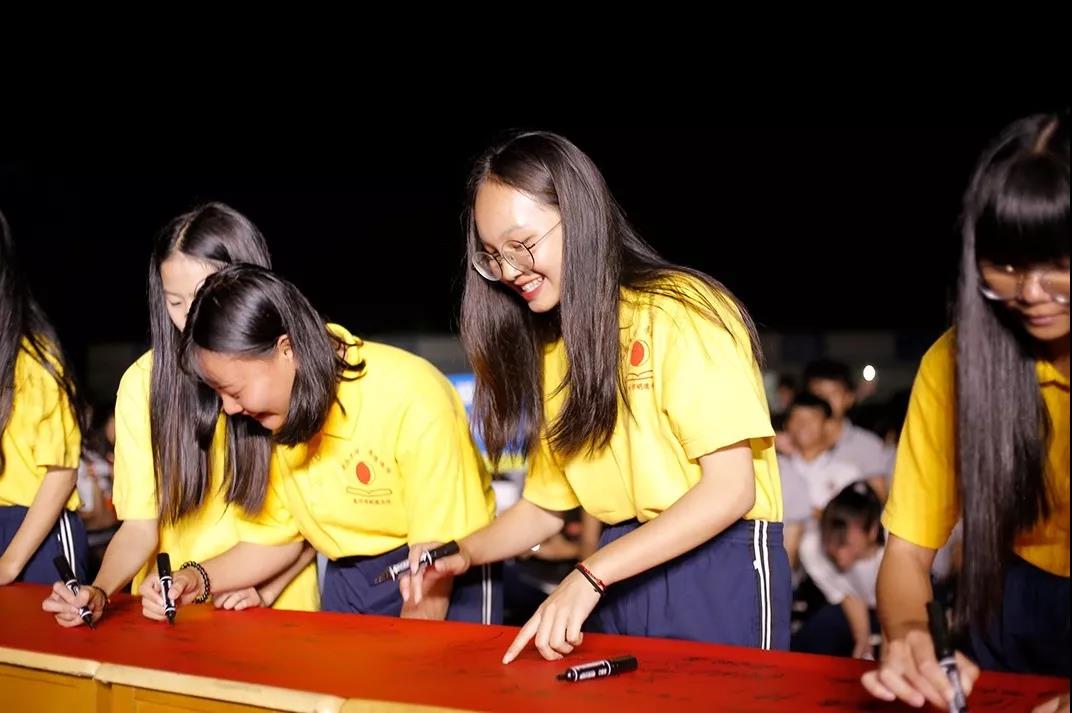 说出来你可能不信，当众吃剩饭，还赢得6000多人的尊重(图20)