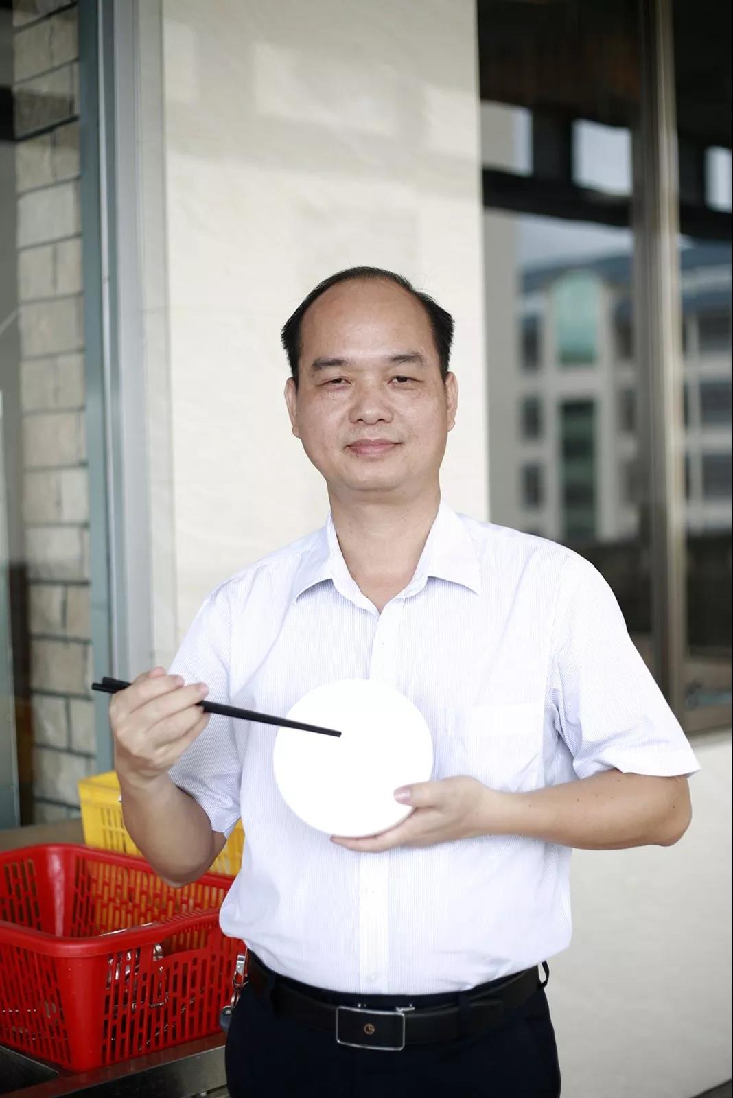 说出来你可能不信，当众吃剩饭，还赢得6000多人的尊重(图28)