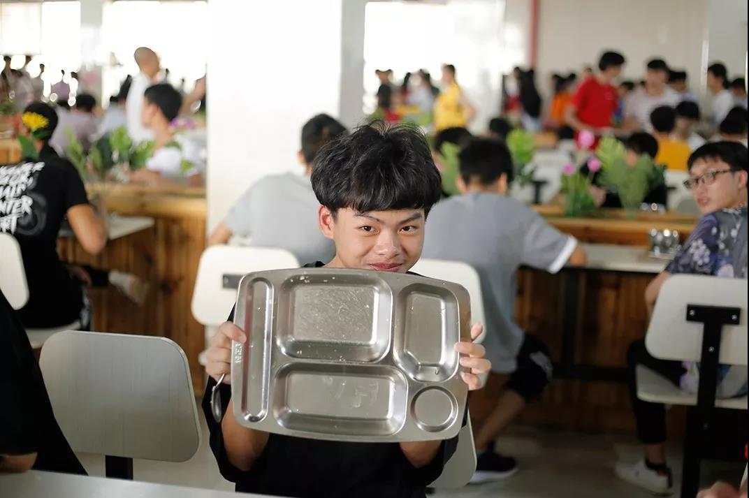 说出来你可能不信，当众吃剩饭，还赢得6000多人的尊重(图37)