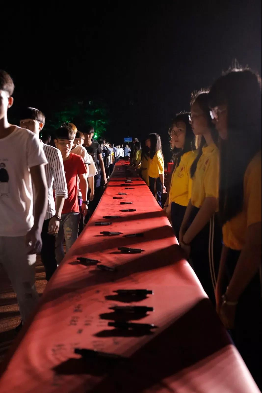 说出来你可能不信，当众吃剩饭，还赢得6000多人的尊重(图13)