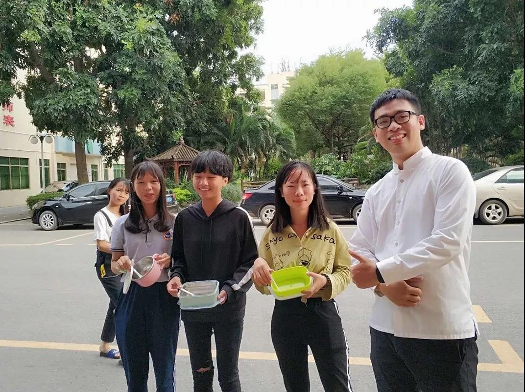 说出来你可能不信，当众吃剩饭，还赢得6000多人的尊重(图53)