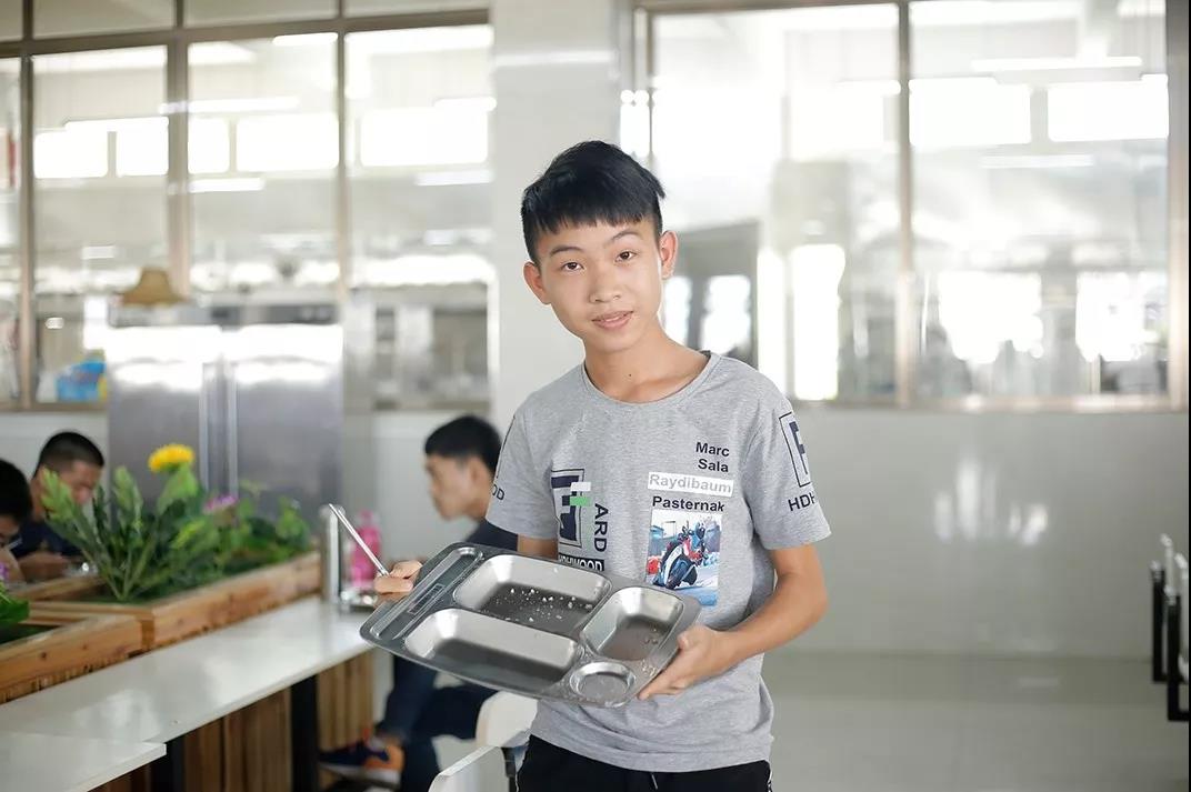 说出来你可能不信，当众吃剩饭，还赢得6000多人的尊重(图42)