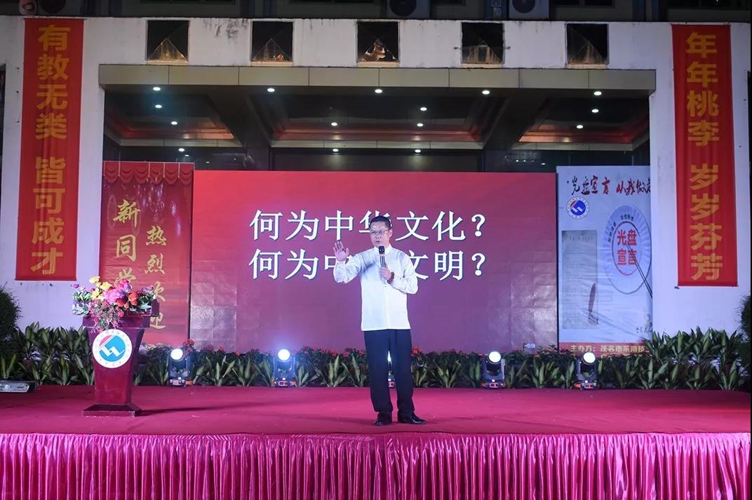 说出来你可能不信，当众吃剩饭，还赢得6000多人的尊重(图1)