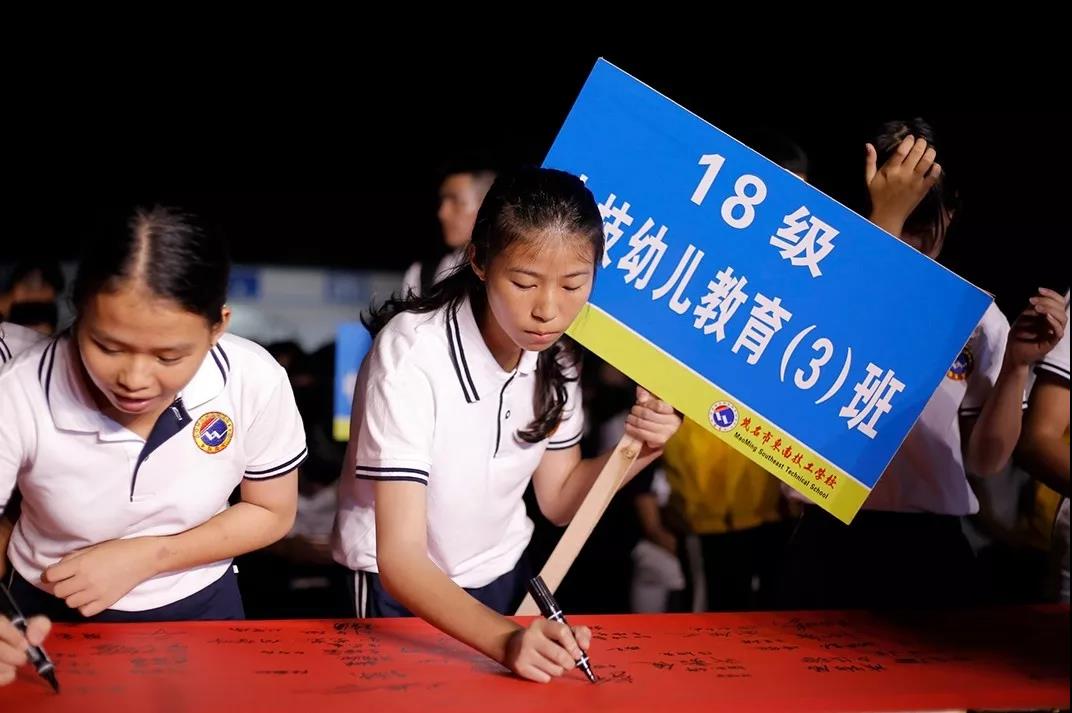 说出来你可能不信，当众吃剩饭，还赢得6000多人的尊重(图18)