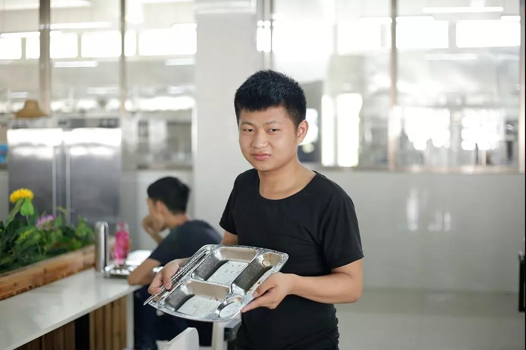 说出来你可能不信，当众吃剩饭，还赢得6000多人的尊重(图41)