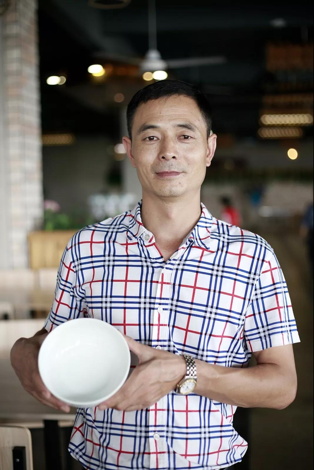 说出来你可能不信，当众吃剩饭，还赢得6000多人的尊重(图23)