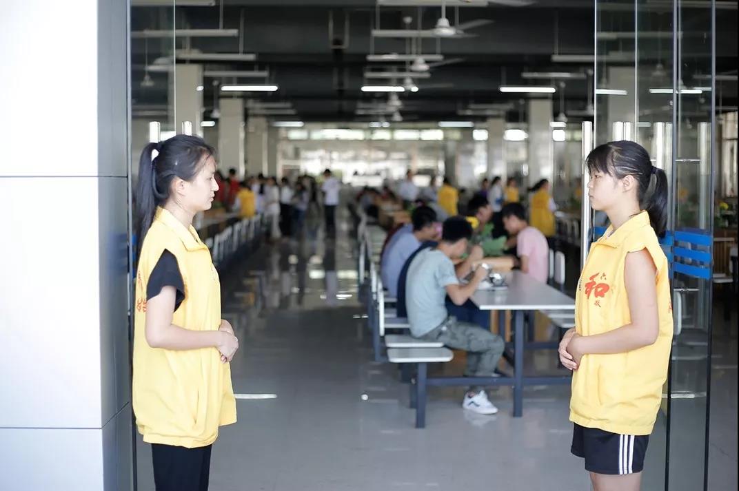 说出来你可能不信，当众吃剩饭，还赢得6000多人的尊重(图59)