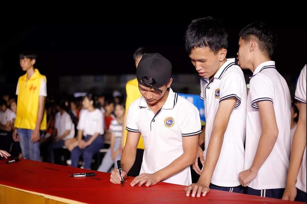 说出来你可能不信，当众吃剩饭，还赢得6000多人的尊重(图12)