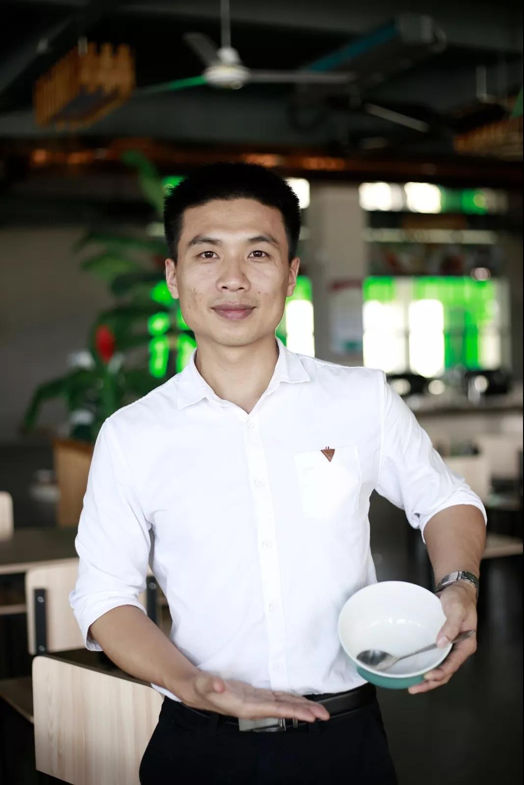 说出来你可能不信，当众吃剩饭，还赢得6000多人的尊重(图30)