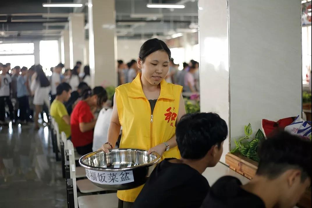 说出来你可能不信，当众吃剩饭，还赢得6000多人的尊重(图60)