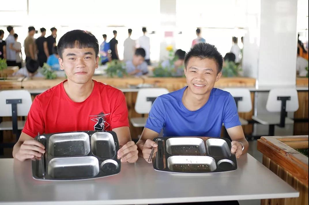 说出来你可能不信，当众吃剩饭，还赢得6000多人的尊重(图47)