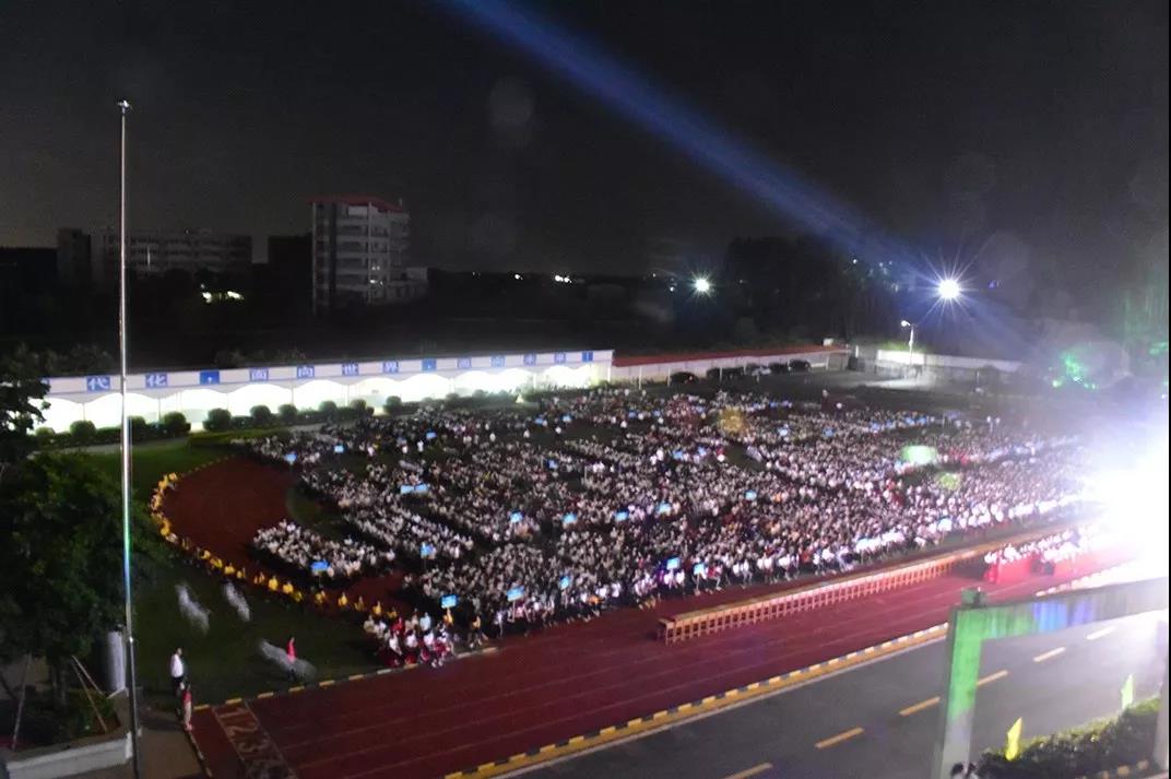 说出来你可能不信，当众吃剩饭，还赢得6000多人的尊重(图4)